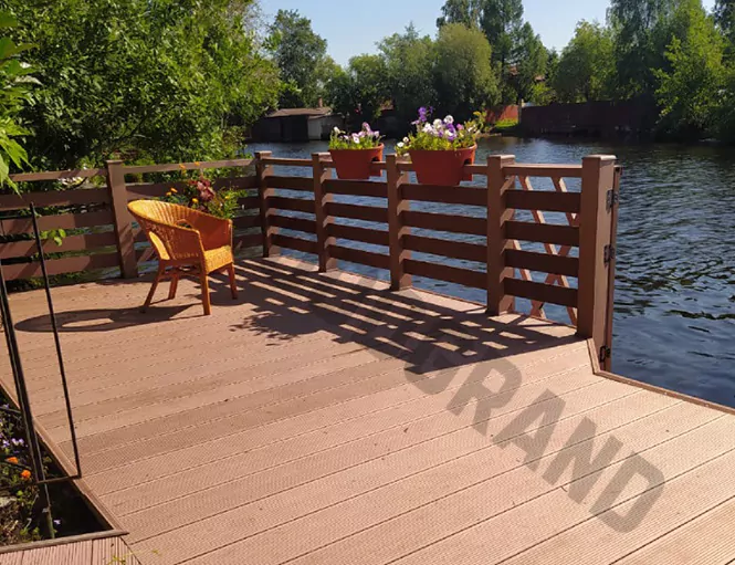 Пирс из ДПК. Уютная терраса на берегу